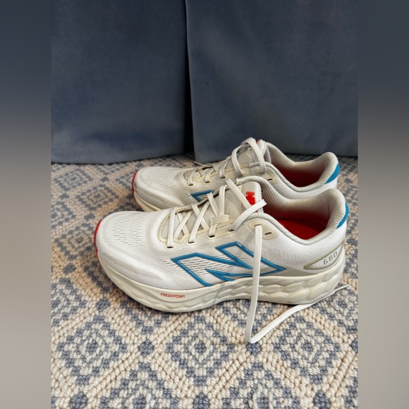 New Balance Woman’s Fresh Foam 680 V8 - Picture 4 of 7